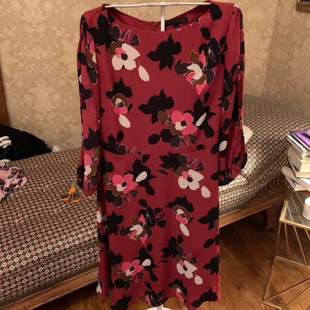Banana Republic open arm floral dress. Worn once. Excellent‎ condition